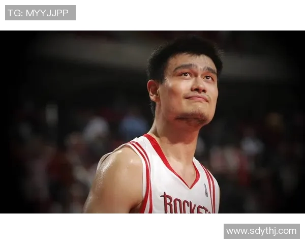 姚明在2004年火箭对决小牛的经典比赛回顾与精彩瞬间分析